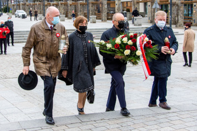 Zdjęcie przedstawia delegację Starostwa Powiatowego zmierzającą by złożyć wiązankę kwiatów po pomnikiem Grundwaldzkim na zakopiańskim Placu Niepodległosci